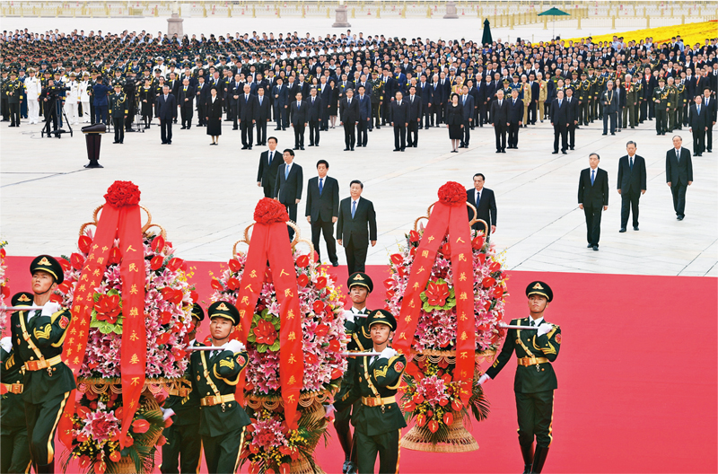 2021年9月30日上午，黨和國家領(lǐng)導(dǎo)人習(xí)近平、李克強、栗戰(zhàn)書、汪洋、王滬寧、趙樂際、韓正、王岐山等來到北京天安門廣場，出席烈士紀念日向人民英雄敬獻花籃儀式。 新華社記者 張領(lǐng)/攝