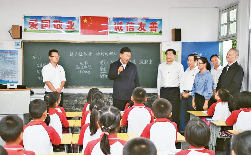 2020年9月16日至18日，中共中央總書記、國家主席、中央軍委主席習(xí)近平在湖南考察。這是16日下午，習(xí)近平在郴州市汝城縣文明瑤族鄉(xiāng)第一片小學(xué)，同正在上思政課的同學(xué)們親切交流。 新華社記者 謝環(huán)馳/攝