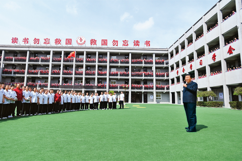 2021年9月13日至14日，中共中央總書記、國家主席、中央軍委主席習(xí)近平在陜西省榆林市考察。這是14日上午，習(xí)近平在綏德實驗中學(xué)考察時，同師生親切交流。 新華社記者 謝環(huán)馳/攝